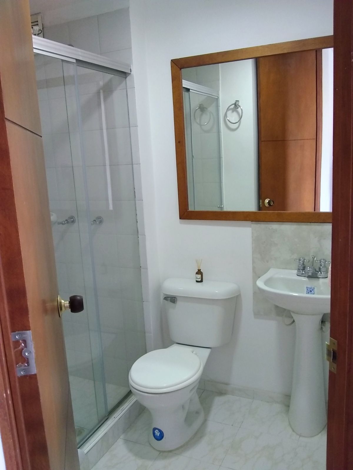 BAÑO HALL