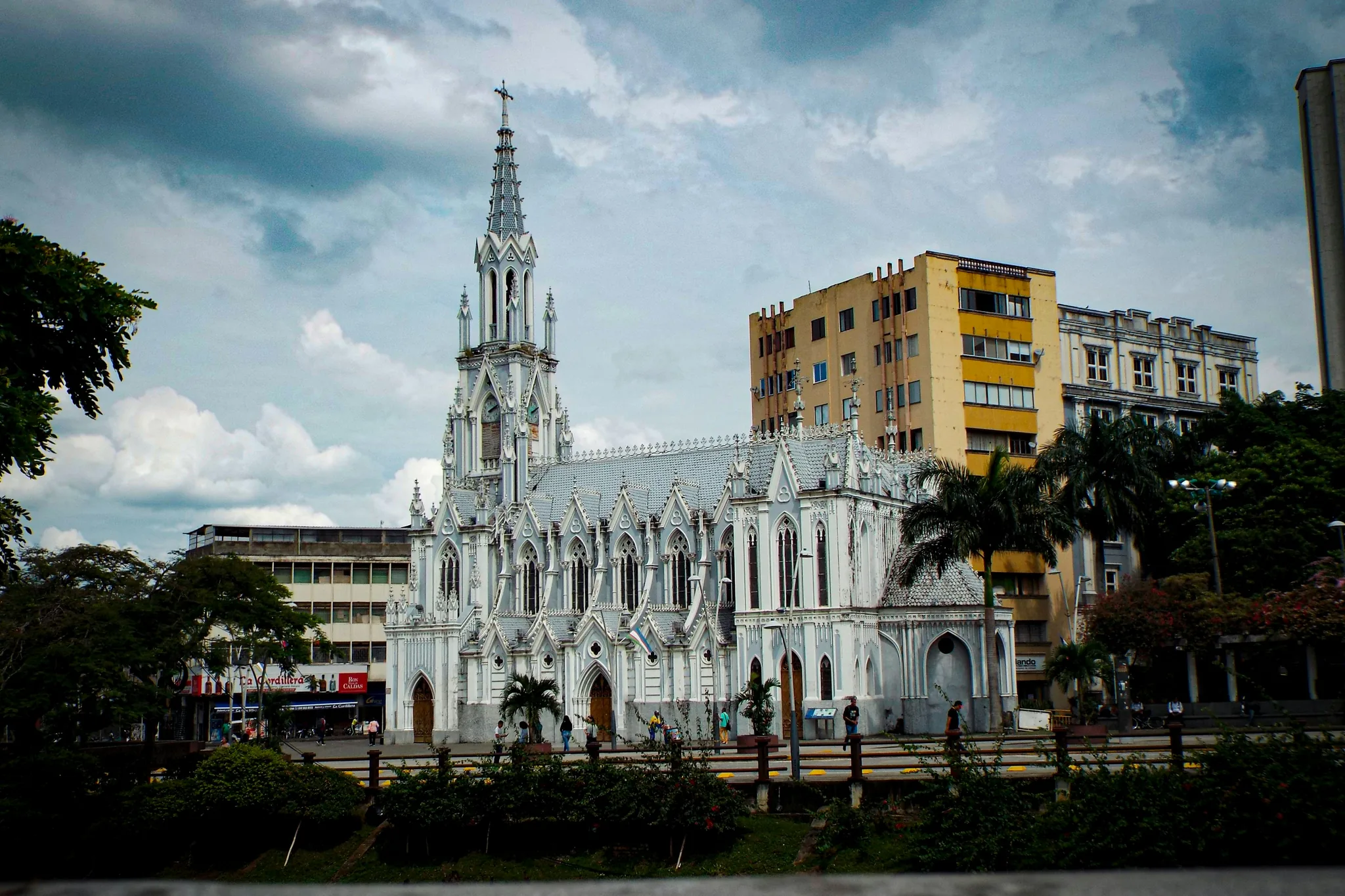 Iglesia La Ermita junto a edificios de apartamentos y palmeras en el centro de Cali